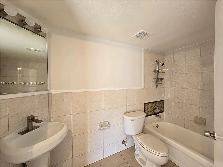 637 SW 3rd St #404 — Photo 9
