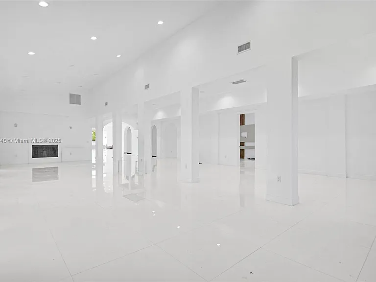 425 SW 129th Ave — Photo 6