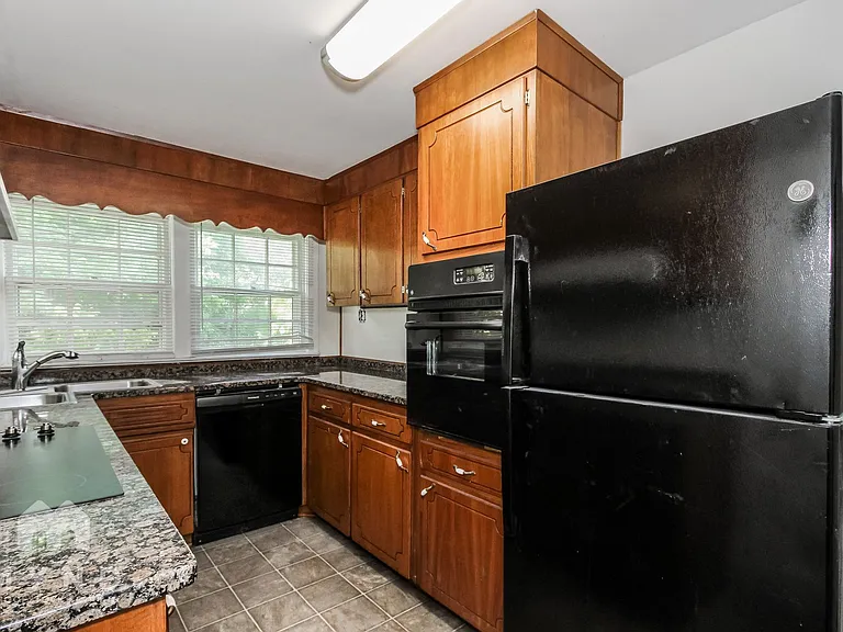 1222 Eastern Valley Rd — Photo 7