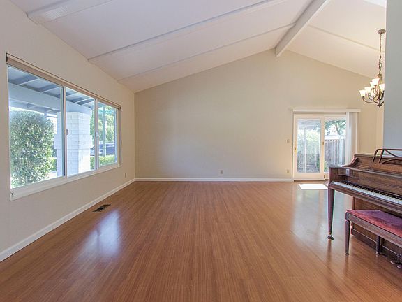 Living Room (piano to be removed)