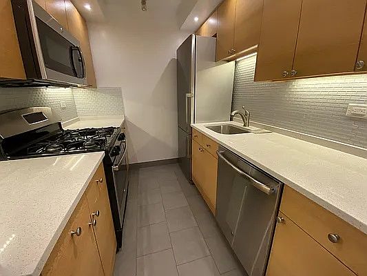 4th image of 420 E 79th St APT 17B