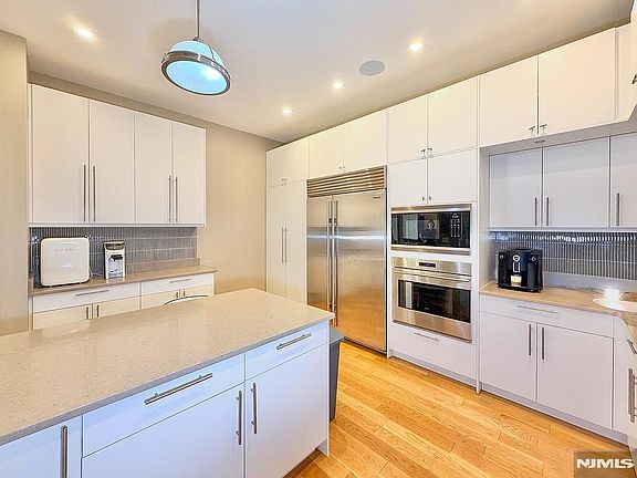 3rd image of 9 Somerset Ln #Penthouse 608/614