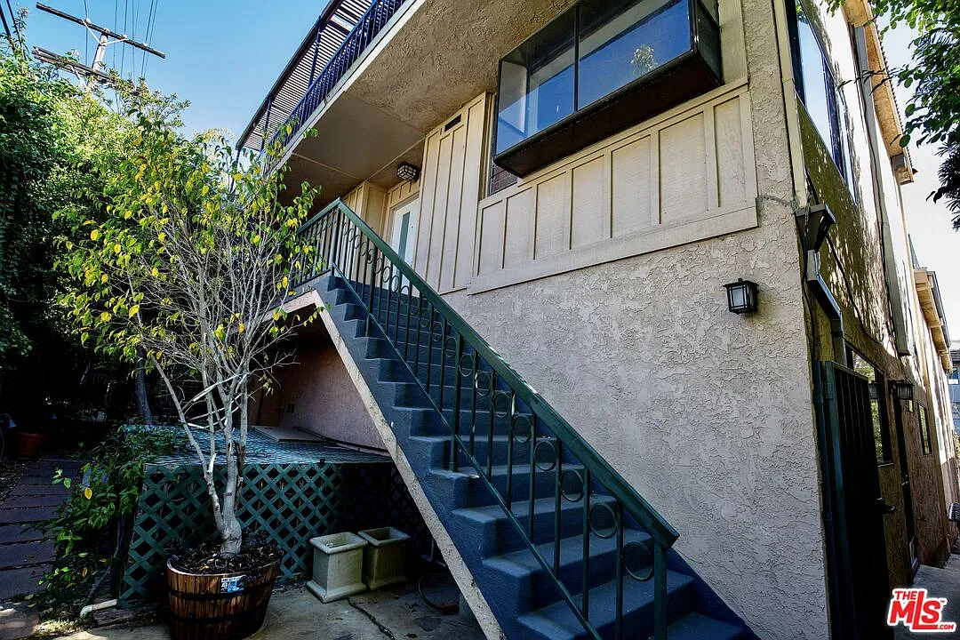 3 bed, 3.0 bath, 2086 sqft, $5,600 — Photo 2