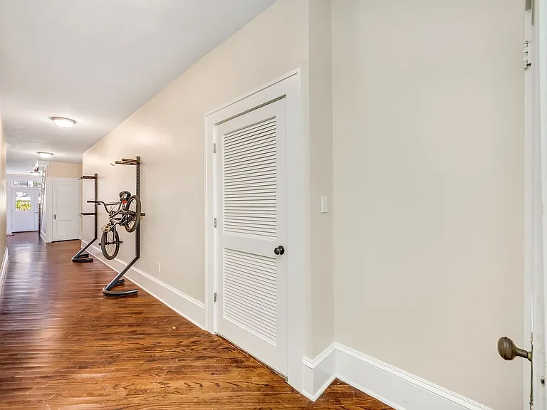 2115 W Hills Ave — Photo 35