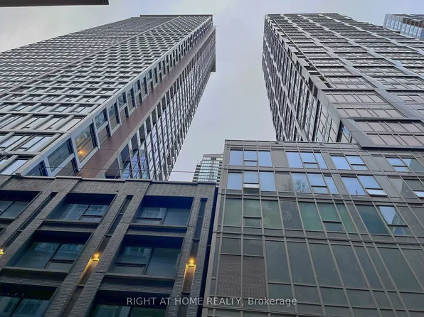 35 Mercer St #3013, Toronto, ON M5V 0V1