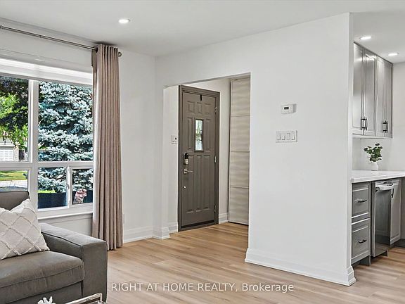 5th image of 461 Withnell Cres