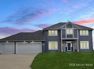 1839 Valley Ridge Trl S, Chanhassen, MN 55317