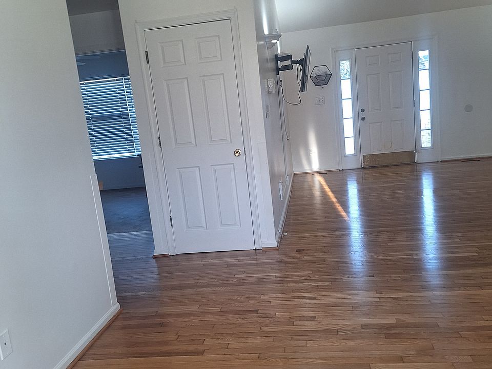 2nd image of 149 W Earleigh Heights Rd