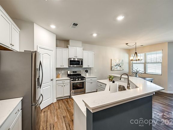 5th image of 5212 Spanish Ivy Ln