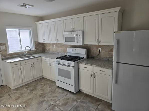 420 S Saint Thomas Dr, Toms River, NJ 08757