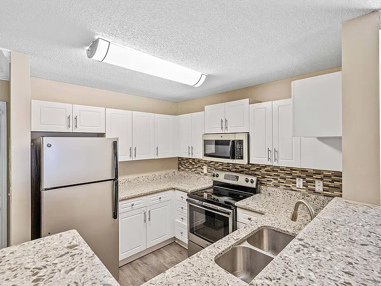 Alexander Crossing Apartments & Townhomes — Photo 7