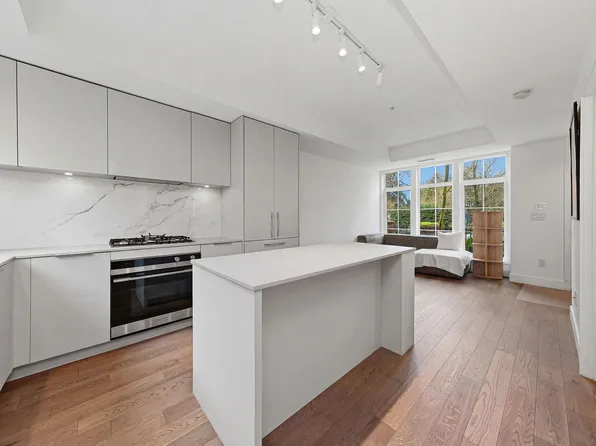 2070 Curling Rd #119, North Vancouver, BC V7P 0C9