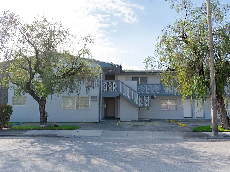 Airport Manor — Photo 20