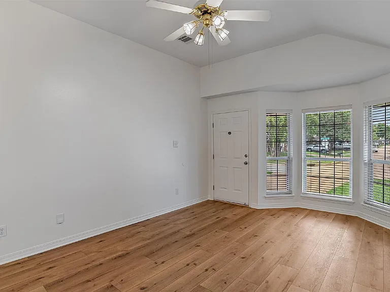 1435 Williamsburg Dr — Photo 3
