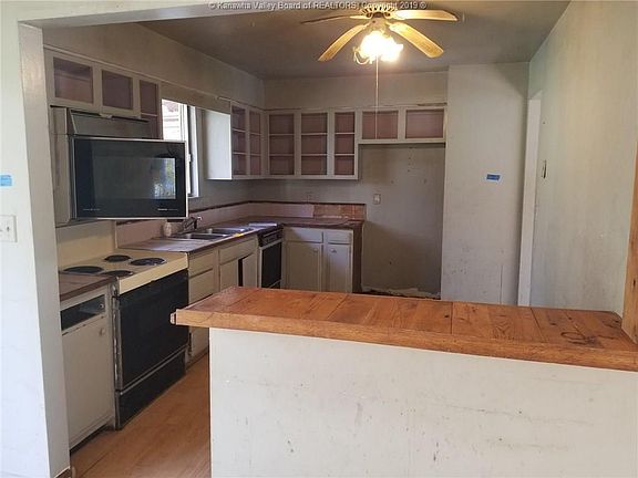 3rd image of 904 Gordon Dr