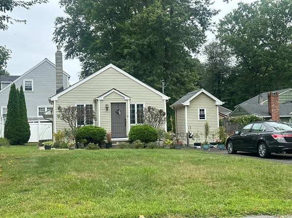 73 Highwood Ave, Waldwick, NJ 07463