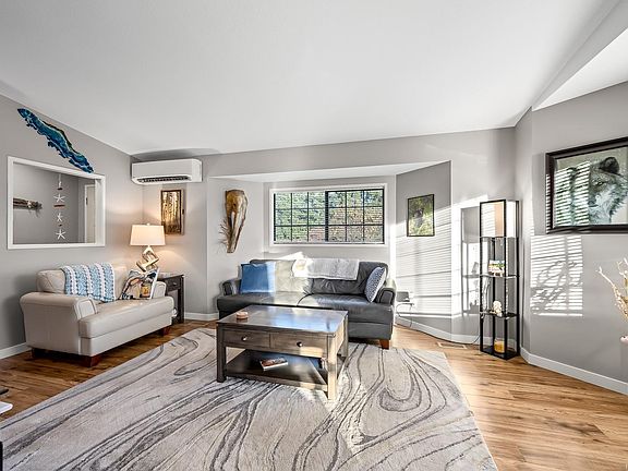 5th image of 4863 Dundas Rd