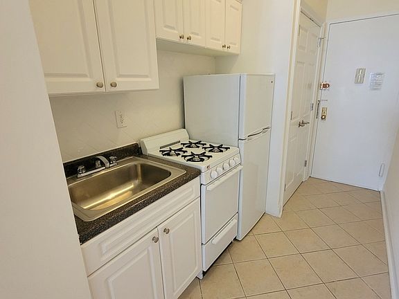 2nd image of 204 W 106th St APT 41