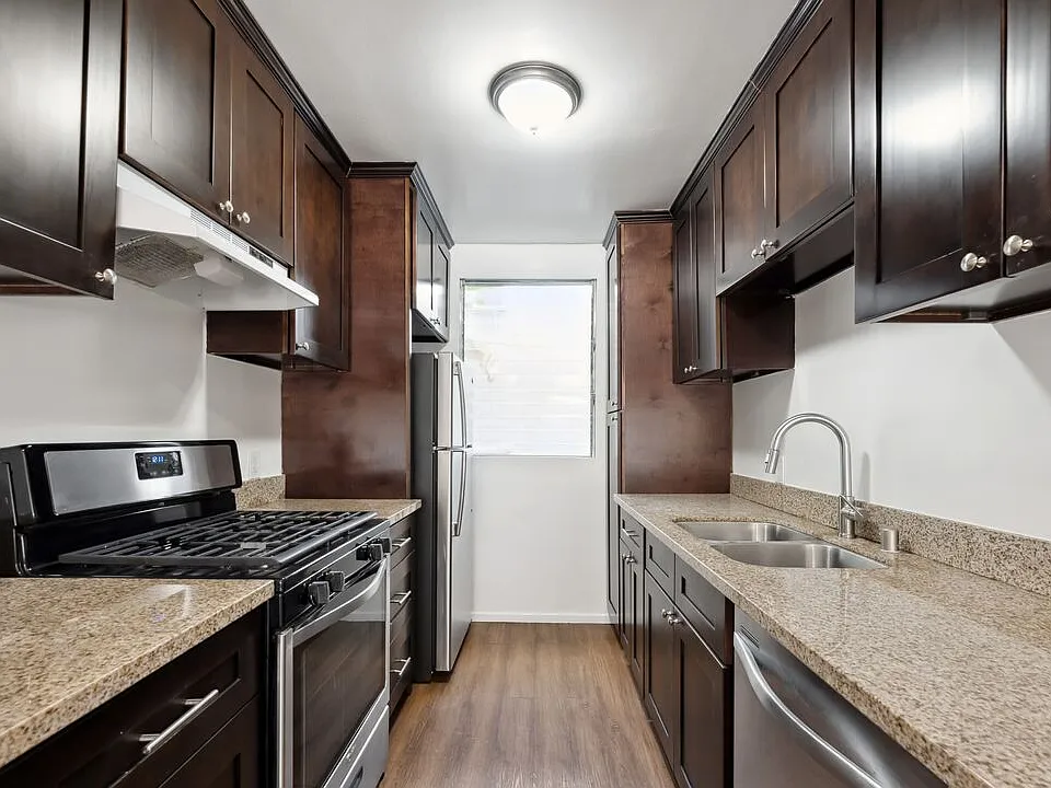 633 N Hayworth Ave #2