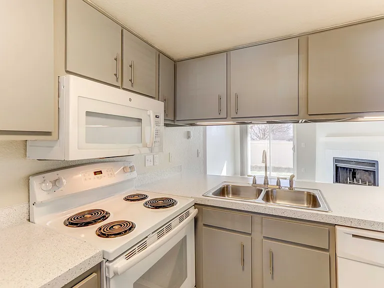 Dover Commons Apartments — Photo 11