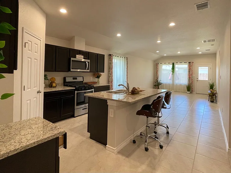 2325 Tranquil Ln — Photo 4