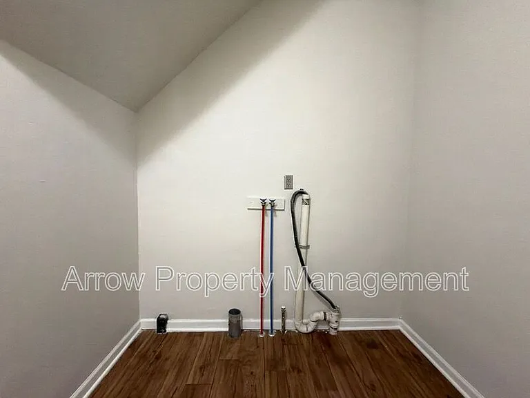 2516 Dudley St — Photo 6