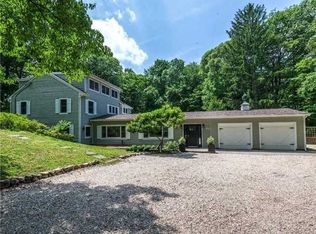 21 Oakwood Dr, Lloyd Harbor, NY 11743