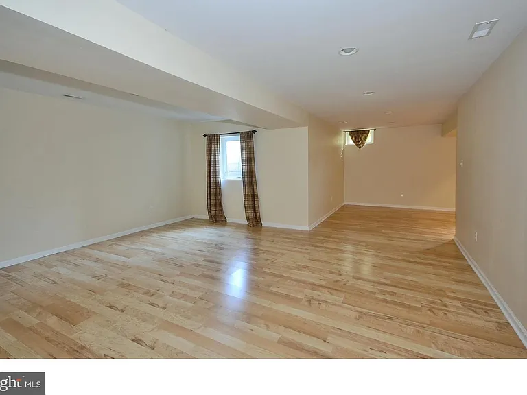 584 Leslie Ln — Photo 25