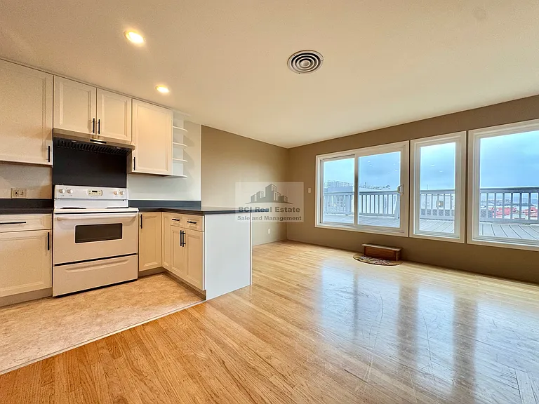 727 N Point St — Photo 3
