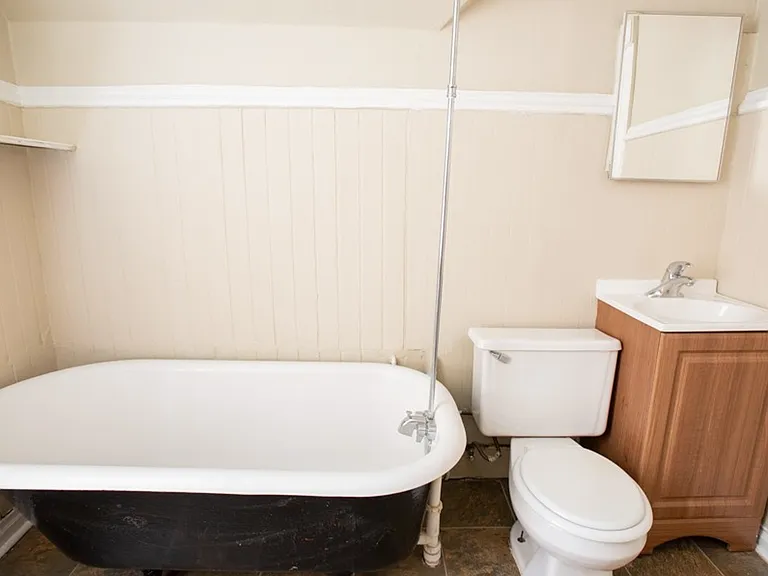 $1395 2 BR, 1 BA Upper Flat in an 1800's Victorian Home - 1704 E Bradford — Photo 10