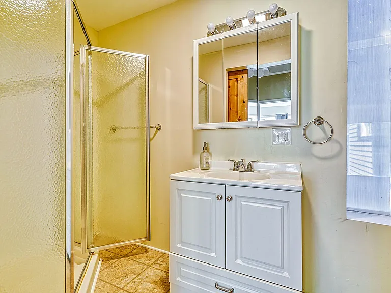 1744 Mount Hope Ave — Photo 13