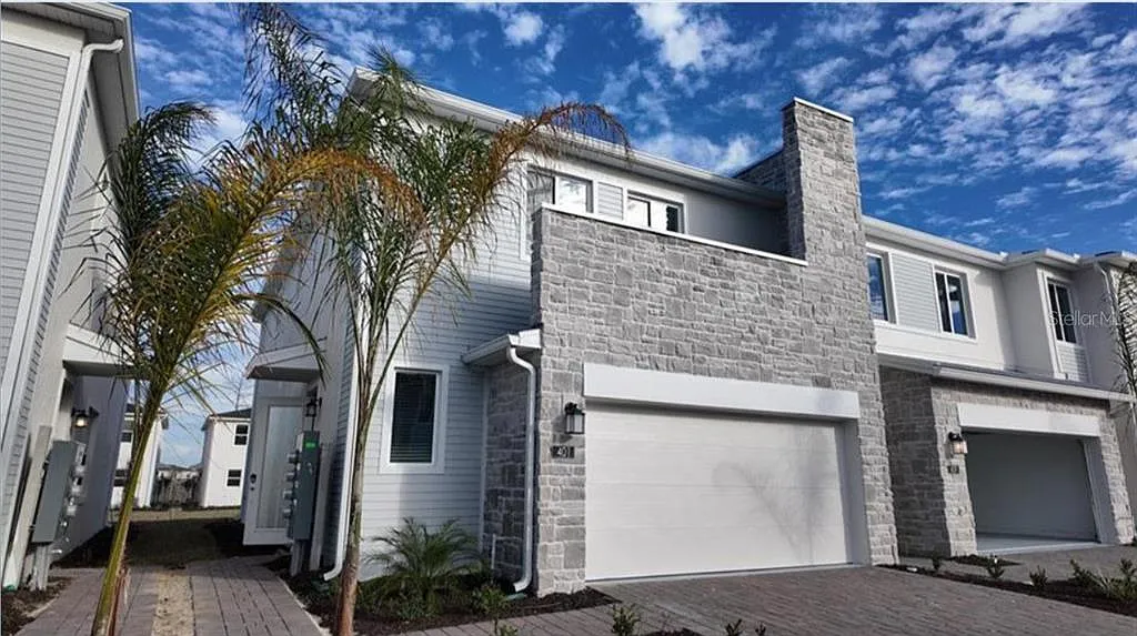3 bed, 2.5 bath, 1978 sqft, $2,300 — Photo 1