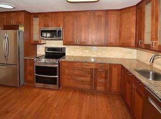 10 Wiggins Farm Dr, Simsbury, CT 06070