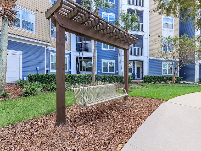 Sola South Lux Apartments — Photo 12
