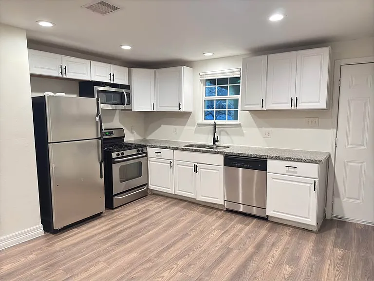 122 Oak St — Photo 3