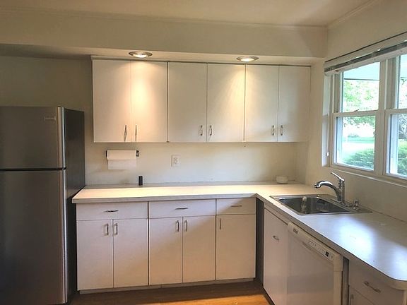 3rd image of 1706 W Oakton St