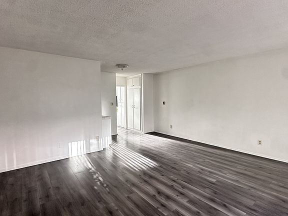 4th image of 13029 Vanowen St #6