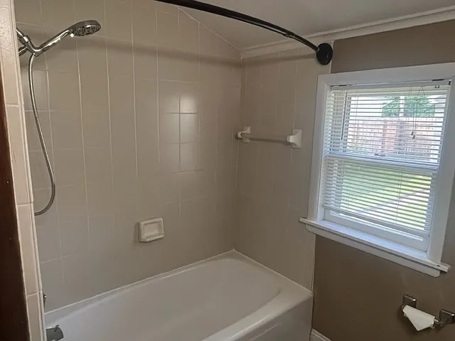 Main floor full bathroom