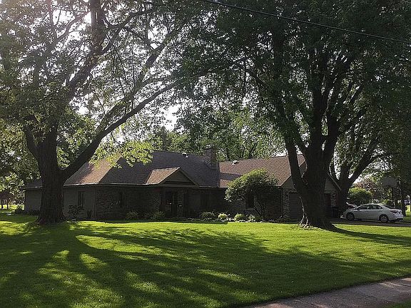 2nd image of 2055 Menominee Dr