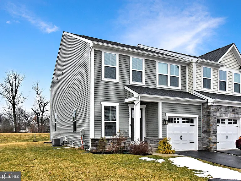 500 Sterling Dr — Photo 1