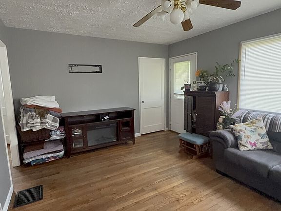 4th image of 701 S Grand Ave