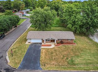 220 Bauer Ln, Maryville, IL