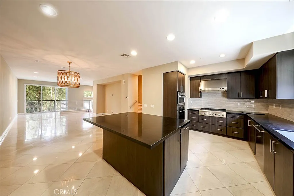 3 bed, 3.5 bath, 2318 sqft, $5,600 — Photo 3