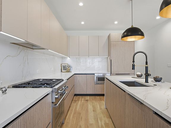 4th image of 1325 N Artesian Ave #3