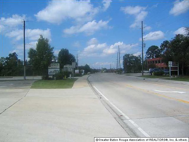 2nd image of 11056 N Harrells Ferry Rd