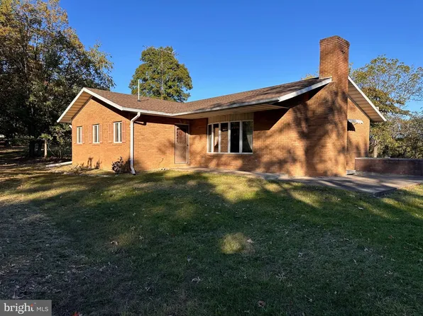 634 Pious Ridge Rd, Berkeley Springs, WV 25411