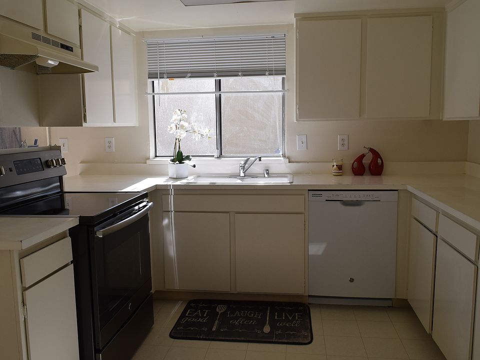 Left side of Kitchen