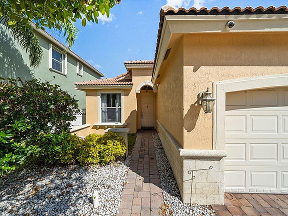 4th image of 1211 W Magnolia Cir