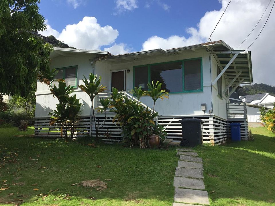 Single Family Home Exterior Photo