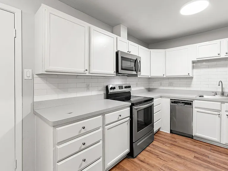 1208 Hillyer St — Photo 4